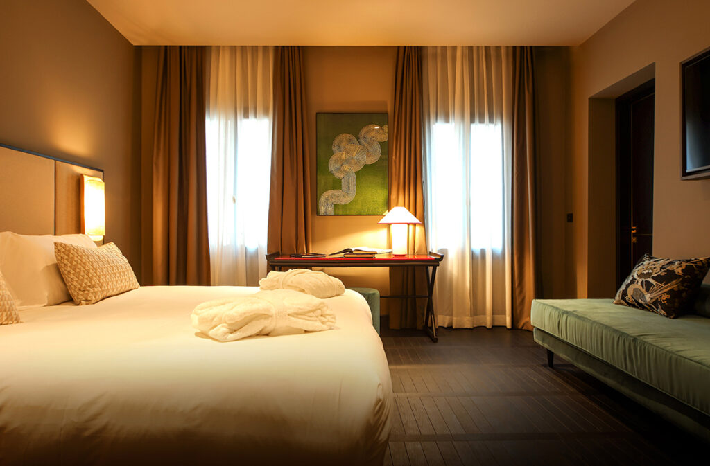 Gli artisti di Cinquerosso Arte impreziosiscono con le loro opere l’hotel U-Visionary Venezia.